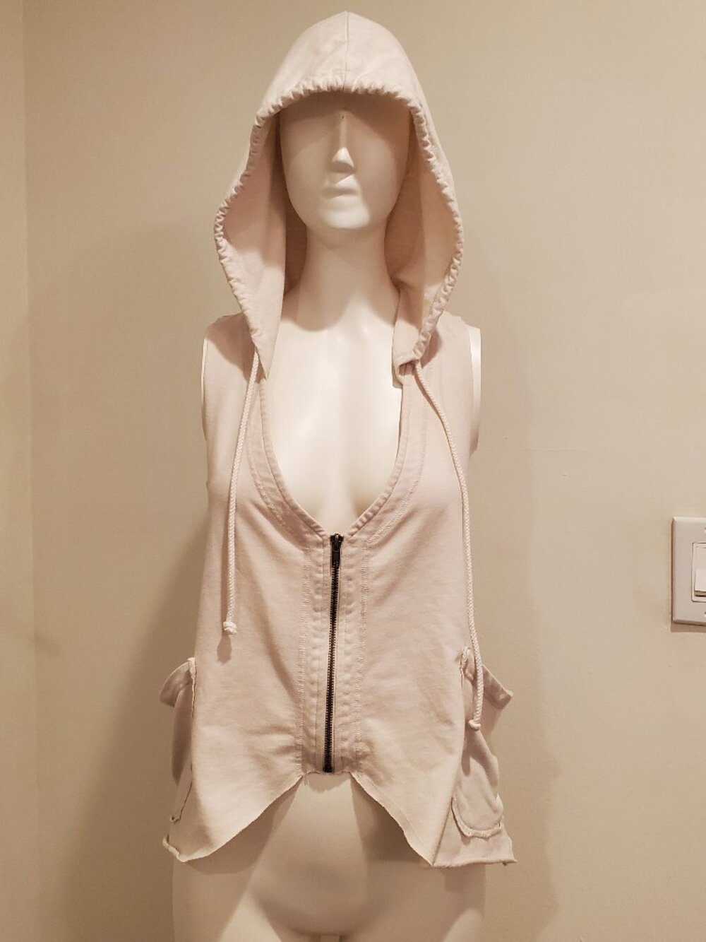 CRAZY TRAIN Womens Size XS Beige Hooded Sleeveless Full Zip Vest Hanky Hem